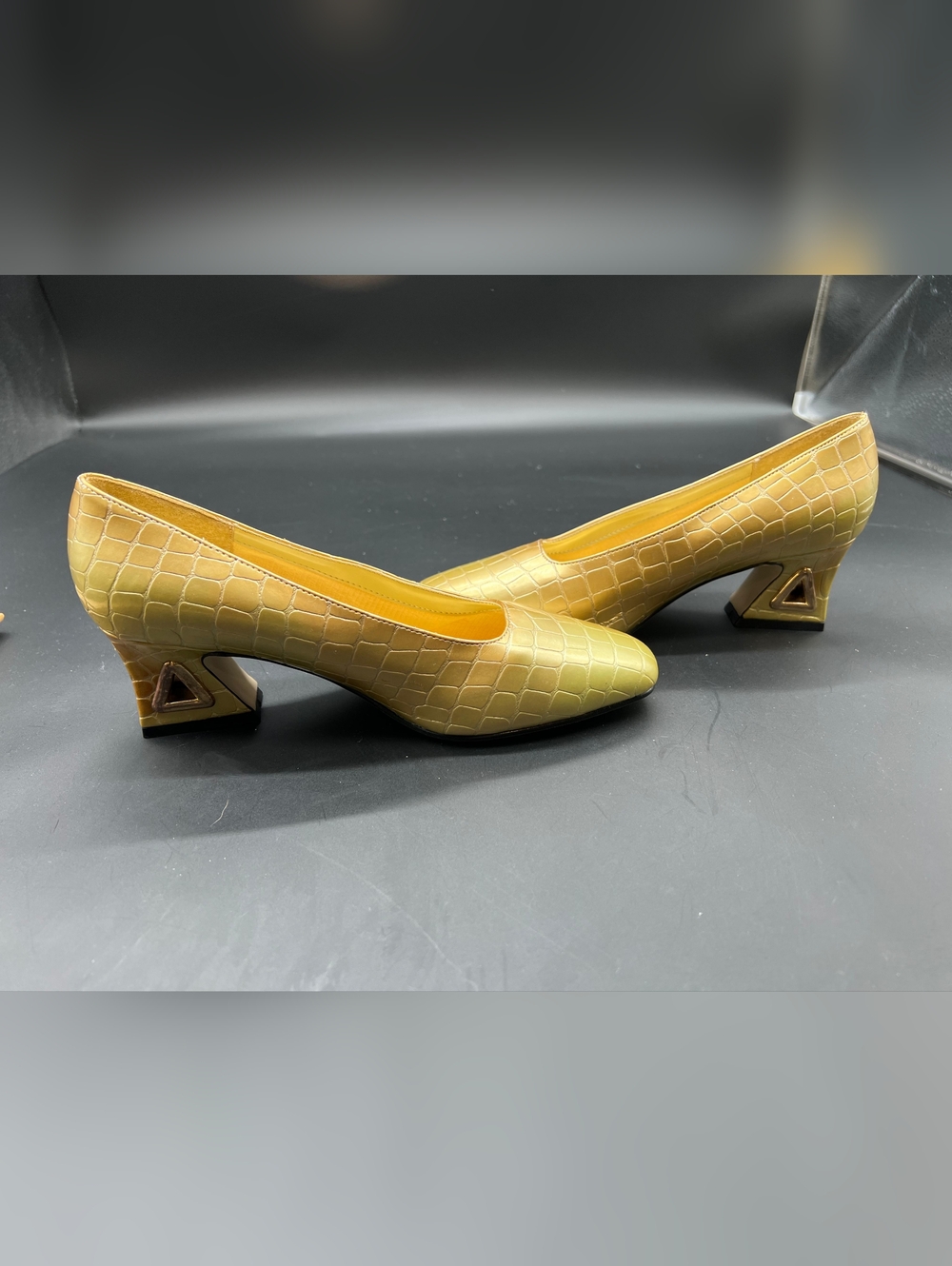 Classique Vintage Faux Croc Chunky Heel Metallic Gold Pumps Size: 7.5W